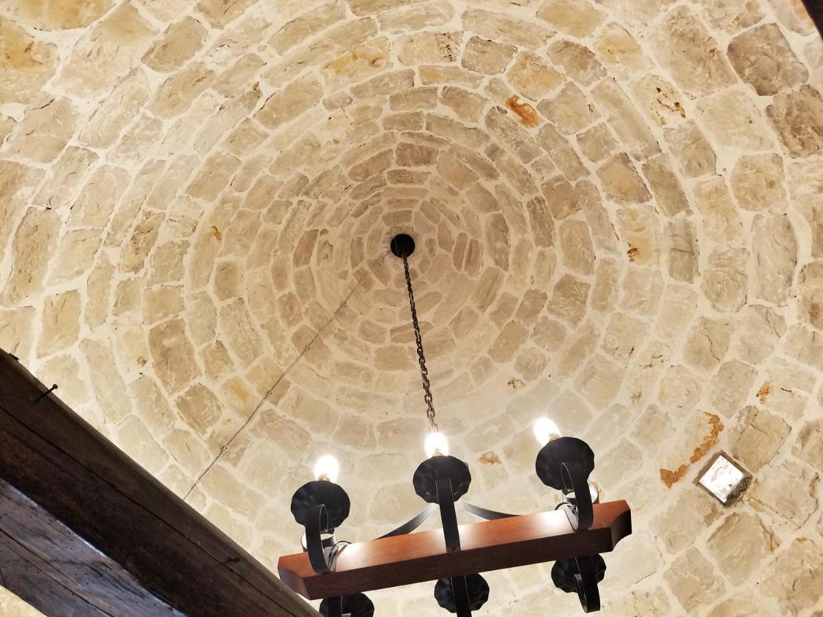Antico Trullo Immerso Nella Campagna